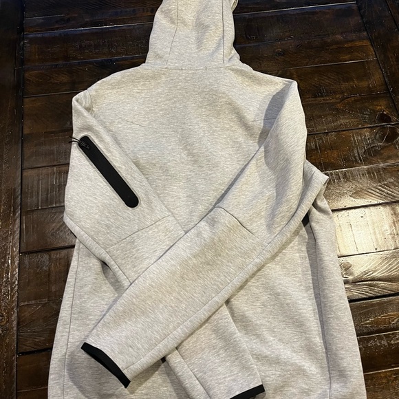 Nike Tech - Picture 3 of 3